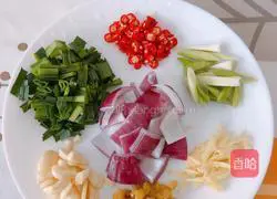 Illustration of how to make spicy chicken offal 4