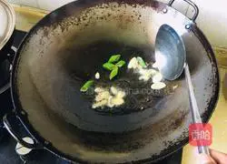 Illustration of how to stir-fry duck blood with green pepper 3