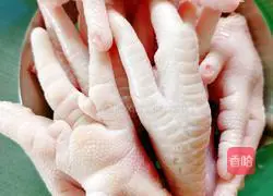 Illustration of how to make tiger skin chicken feet 1