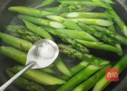 Illustration of how to make fried asparagus with sausage 3