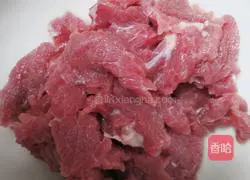 Illustration of how to make stir-fried celery and beef 1