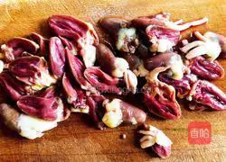 Illustration of how to stir-fry chicken hearts with green garlic sprouts 2