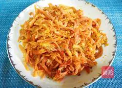 Illustration of how to make steamed carrot shreds 10