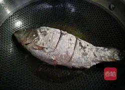 Illustration of how to cook carp with spices 3