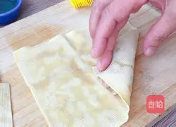 Illustration of how to make thousands of shrimp meat rolls 10