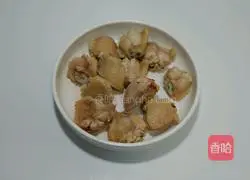 Illustration of braised chicken wings with lotus root in sour soup 3