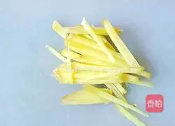Illustration of how to make shredded garlic sprouts 3