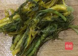 Illustration of how to make fried yellow croaker with pickled vegetables 2