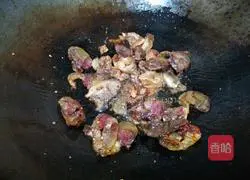 Illustration of how to make stir-fried sausages with lettuce, ginger, carrots 13