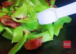 Illustration of how to make fried sausage with green bamboo shoots 10