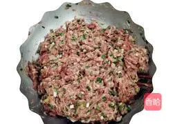 Illustration of how to make scallion and pork dumplings 9