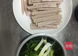 Illustration of how to make garlic fried pork strips 1