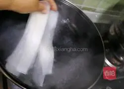 Illustration of how to make crystal meat rolls 2