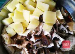 Illustration of how to make steamed mushrooms, potatoes and slider chicken 4