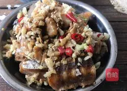 Illustration of how to make spicy steamed preserved fish 5