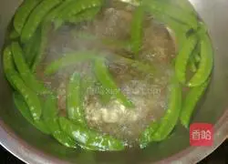 Illustration of how to make fried snow peas with bacon 1