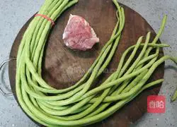 Illustration of how to make fried cowpeas and meat 1