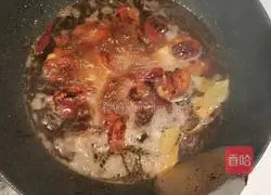 Illustration of how to make beer-stuffed chicken legs 4