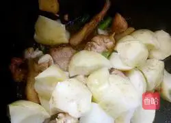 Illustration of how to make potato braised chicken 6