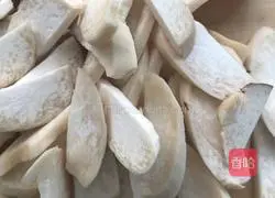 Illustration of how to make stir-fried pork with king oyster mushroom 1