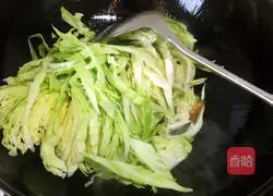Illustration of how to make stir-fried cabbage and meat 8