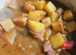 Illustration of how to make potato roast pork 8