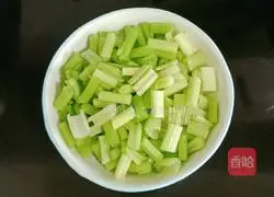 Illustration of how to make stir-fried beef with diced celery 8