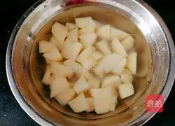 Illustration of how to cook beef tendons with potatoes 11