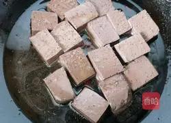 Illustration of how to stir-fry duck blood with leeks 9