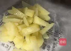 Illustration of how to make golden potato balls 3