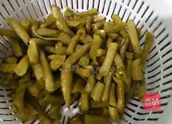 Illustration of how to stir-fry pork belly with sour beans 3