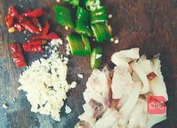 Illustration of how to make fried carrots and sprouts with bacon 2