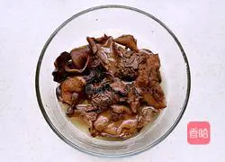 Illustration of pine mushroom stewed chicken 3