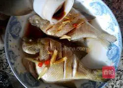 Illustration of how to make soy sauce fish 9