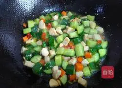 Stir-fry the cucumber Illustration of how to make diced chicken 6