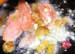 Illustration of how to stir-fry tender beef with kimchi 5 