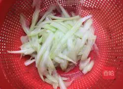 Illustration of how to stir-fry lean meat with celery 8