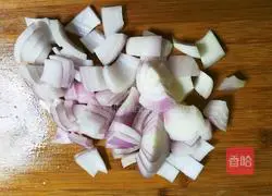 Illustration of how to make diced chicken legs with onions and green peppers 5