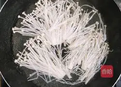 Illustration of how to make beef and enoki mushrooms with sesame sauce 2