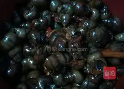 Illustration of how to make spicy fried snails 1