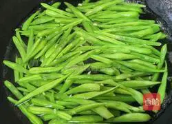 Illustration of how to make minced pork and green beans and shredded green beans 3