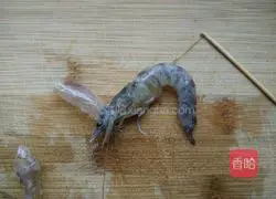 Illustration of how to make steamed prawns with enoki mushrooms and vermicelli 1