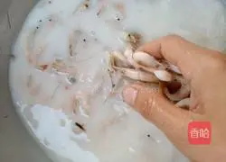 Illustration of how to make crispy river shrimp 2