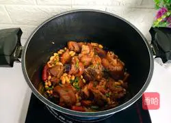 Soybean braised pig's trotters recipe 13