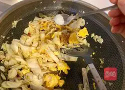 Illustration of how to make scrambled eggs with cabbage and vermicelli 12