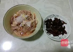 Illustration of how to cook chicken legs and stewed mushrooms 1