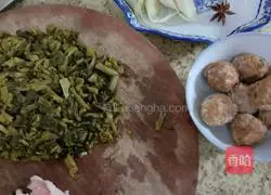 Illustration of how to make braised meatballs with pickles 2