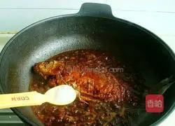Illustration of how to braise fish at home 8