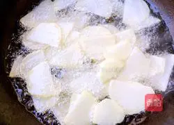 Illustration of how to make oily meat and potato slices 5