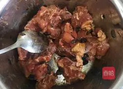 Illustration of how to make steamed pork ribs with black bean sauce 2